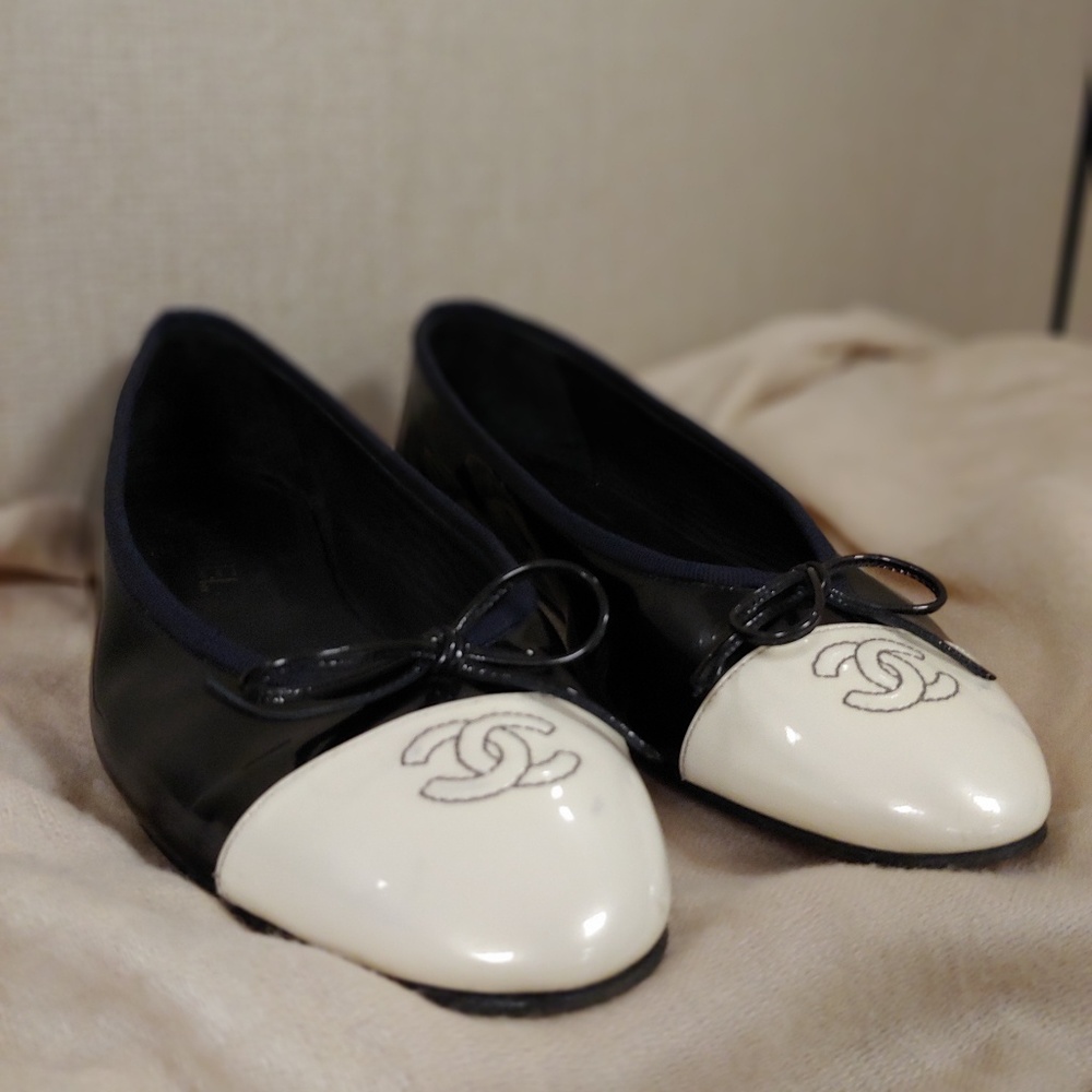 Chanel CC cap toe ballet shoe flats black white 40